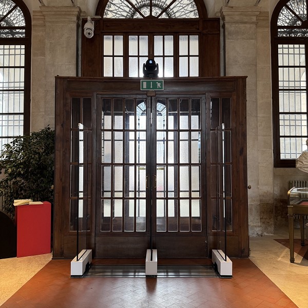 I varchi antitaccheggio sono stati creati per la sicurezza RFID. Le antenne comunicano su frequenza HF per la sicurezza su chip RFID sia standard AFI che EAS e possono essere distanziate fino a 180 cm. in circostanze ottimali. È possibile posi