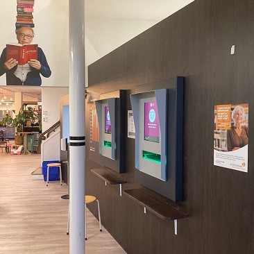 Ekz Bookdrop Ekz Benelux ha costruito il Bookdrop per la restituzione dei libri al di fuori dell’orario di apertura della biblioteca. Con questa soluzione, gli utenti possono restituire i libri 24 ore su 24, 7 giorni su 7, con l’immediata