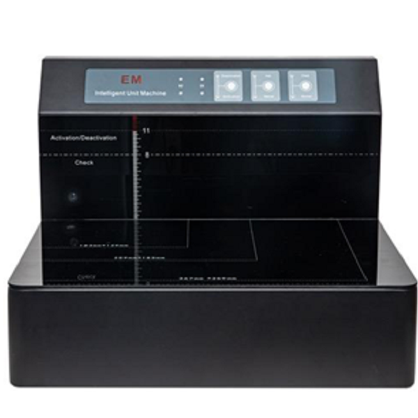 La macchina integrata per attivazione, disattivazione e verifica EM per biblioteche può operare in abbinamento a un sistema di gestione automatica. È in grado di disattivare e riattivare la striscia magnetica dei materiali a stampa, opp